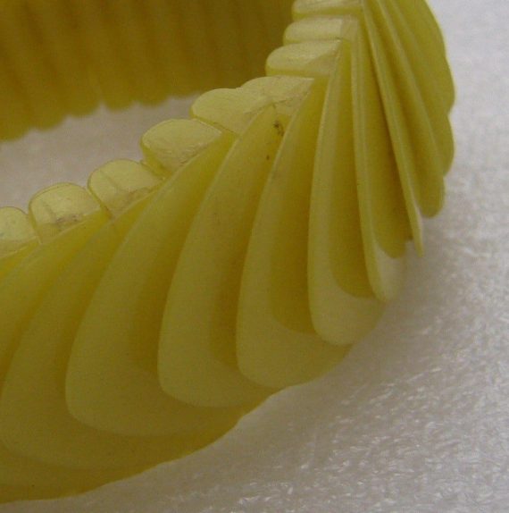Vintage yellow stretch plastic bangle bracelet