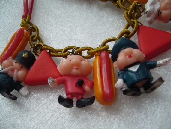 Vintage plastic piggies figurines bracelet – cartoons characters