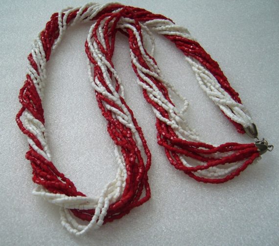 Vintage old red and white tiny glass beads necklace
