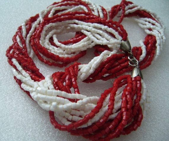Vintage old red and white tiny glass beads necklace