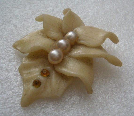 Vintage flower early plastic or resin and faux pearls pin brooch