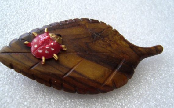 Vintage 1940s - 1950s  art deco wood and early plastic pin brooch - leaf with ladybug