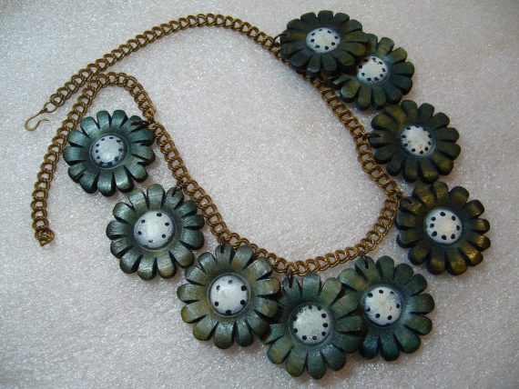 Vintage hand painted wood blue flowers necklace – bakelite era