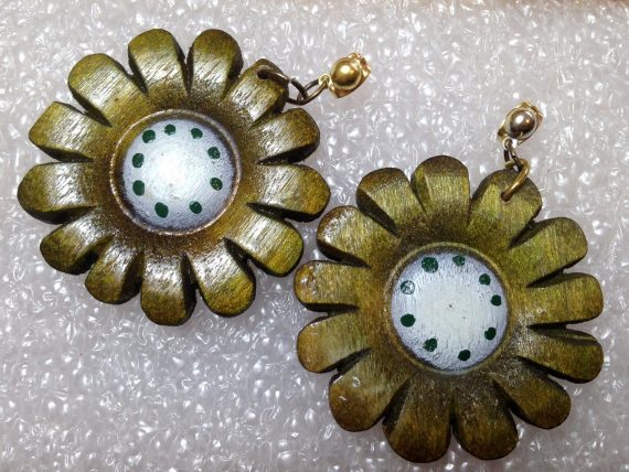 Vintage hand painted wood greenish flowers earrings - bakelite era