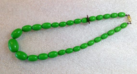 Vintage early plastic green necklace made in Hong Kong - bakelite style