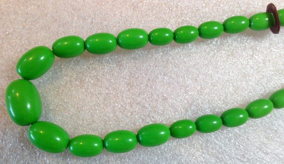 Vintage early plastic green necklace made in Hong Kong - bakelite style