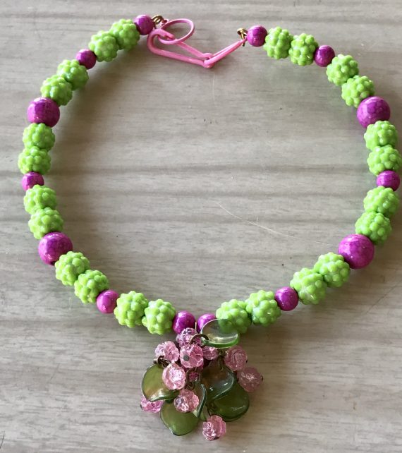 Vintage style early plastic green and fuchsia beads necklace