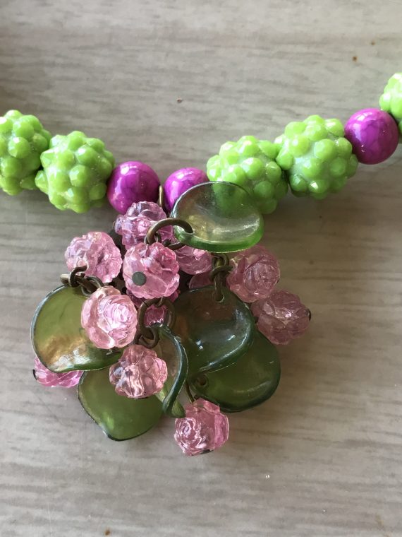 Vintage style early plastic green and fuchsia beads necklace