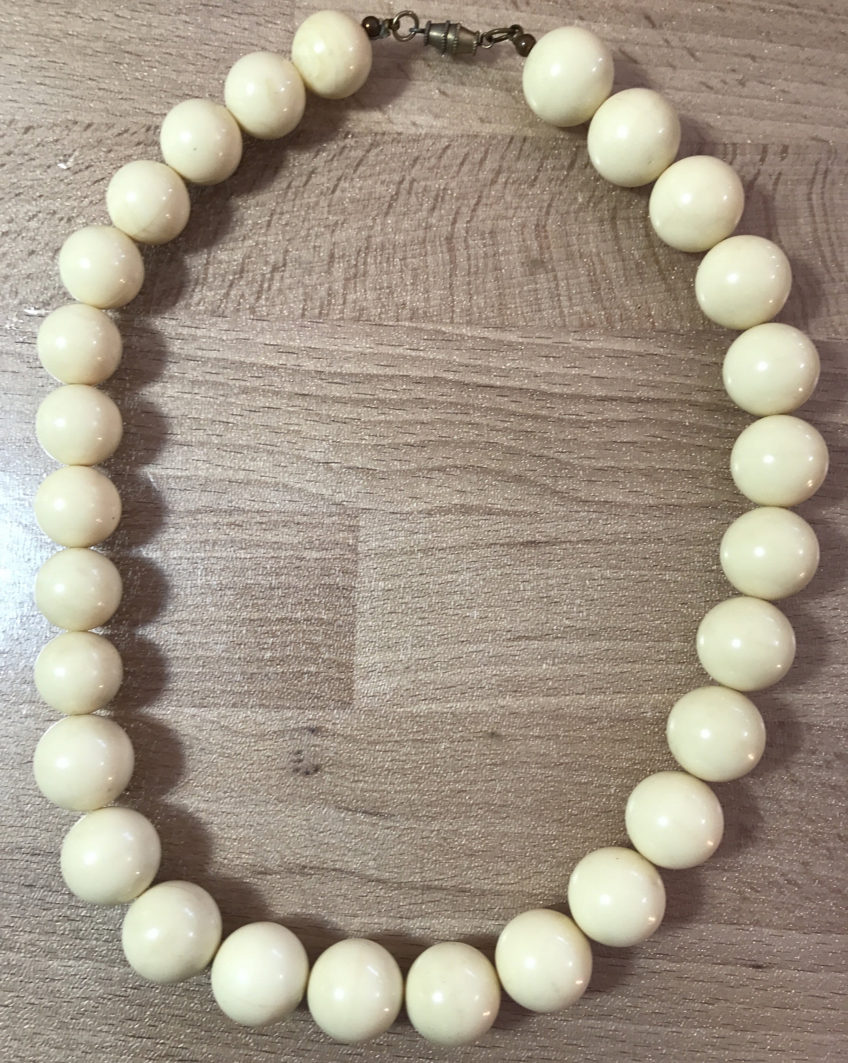 Vintage off-white beaded early plastic necklace – talmas.ws