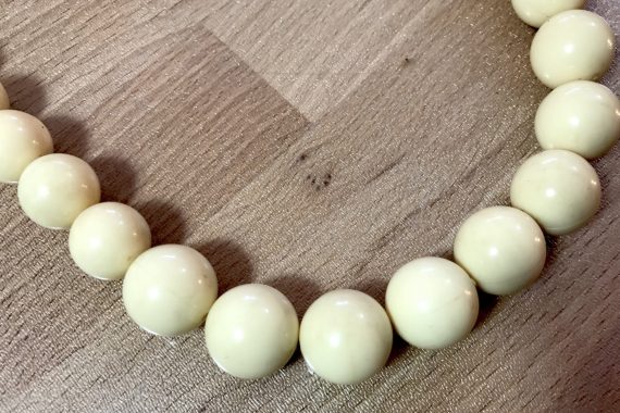 Vintage off-white beaded early plastic necklace