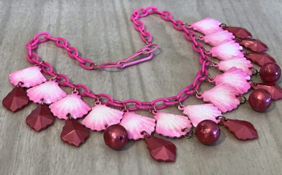Vintage 1980’s plastic hot pink shells necklace – Summer sale!